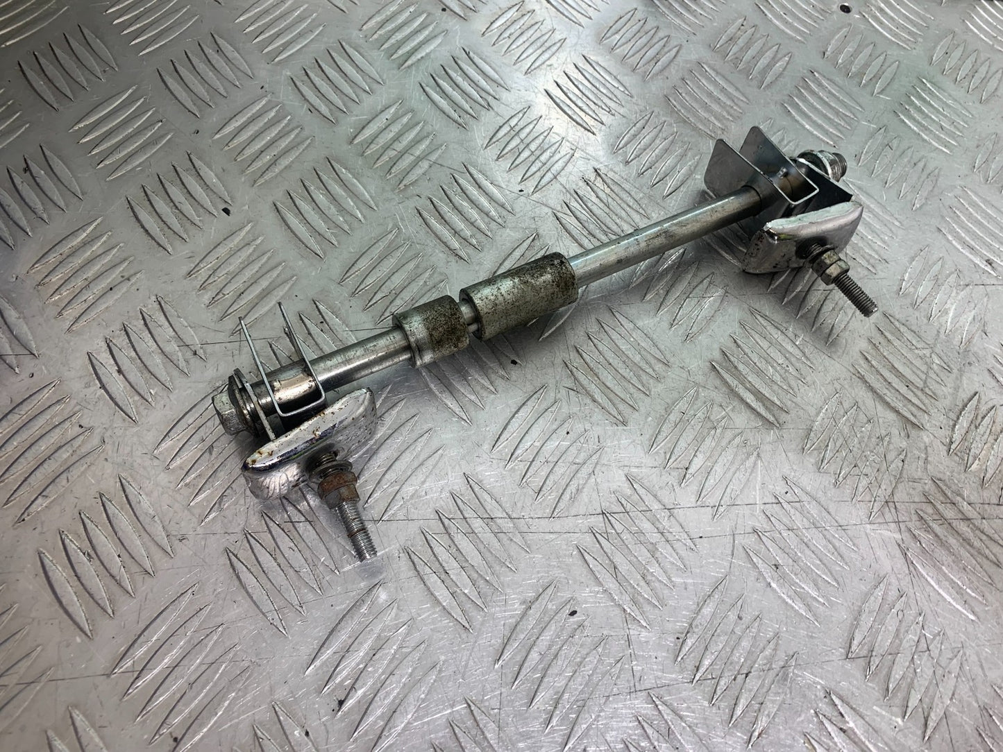 PIONEER NEVADA XF125 REAR WHEEL SPINDLE   YEAR 2009 (CMB1214)