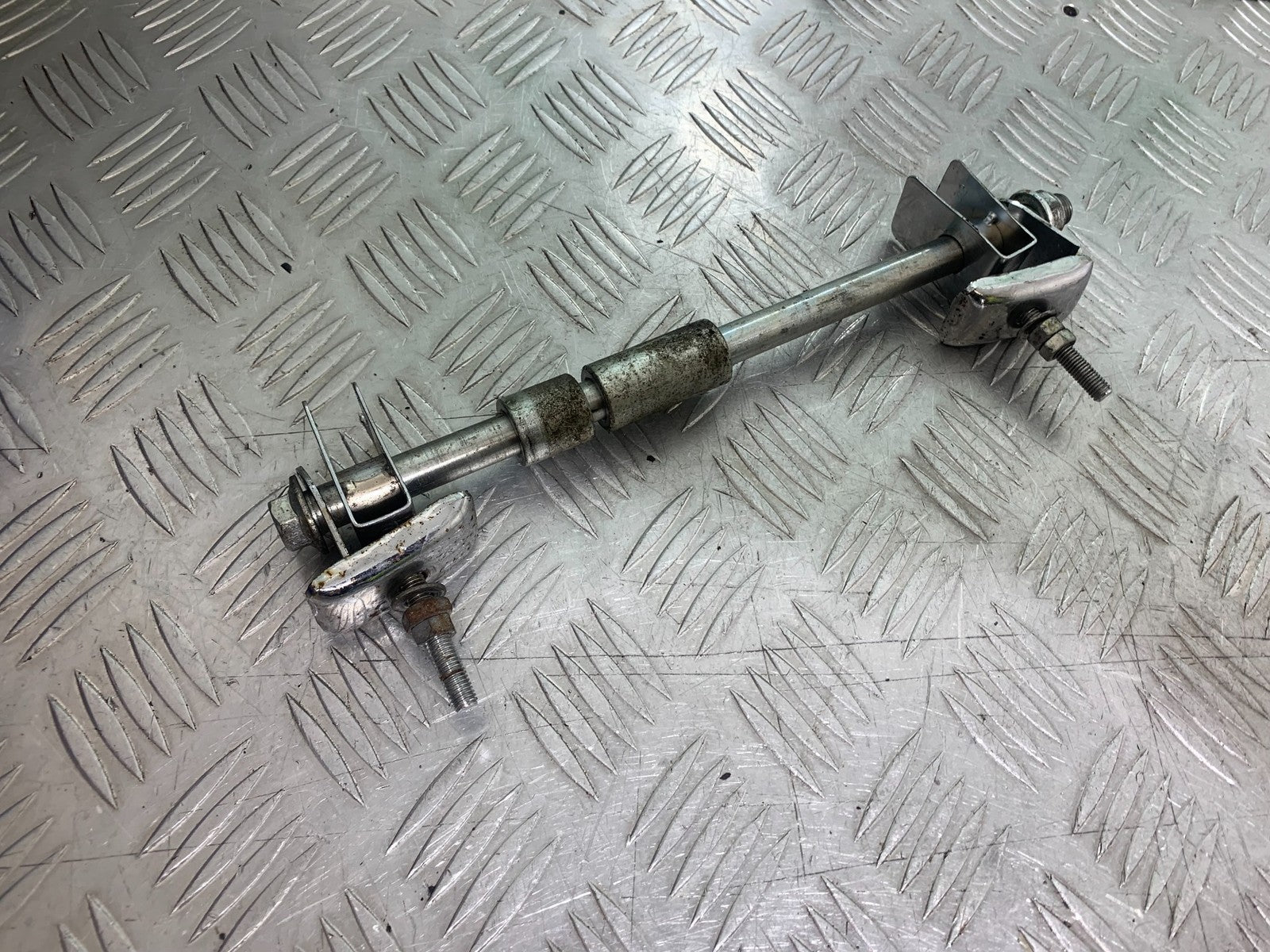 PIONEER NEVADA XF125 REAR WHEEL SPINDLE   YEAR 2009 (CMB1214)