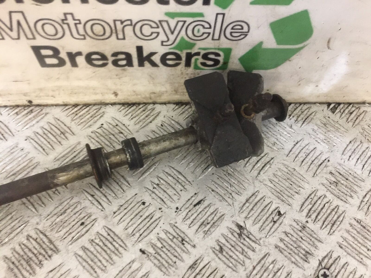 HONDA CB600 CB 600 HORNET REAR WHEEL SPINDLE   YEAR 2000 (STOCK 731)