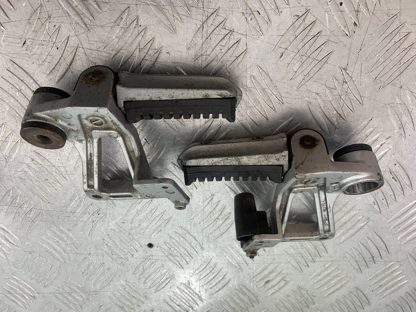 KAWASAKI GPZ600 GPZ 600 REAR HANGES   YEAR 1988-90 (CMB1258)