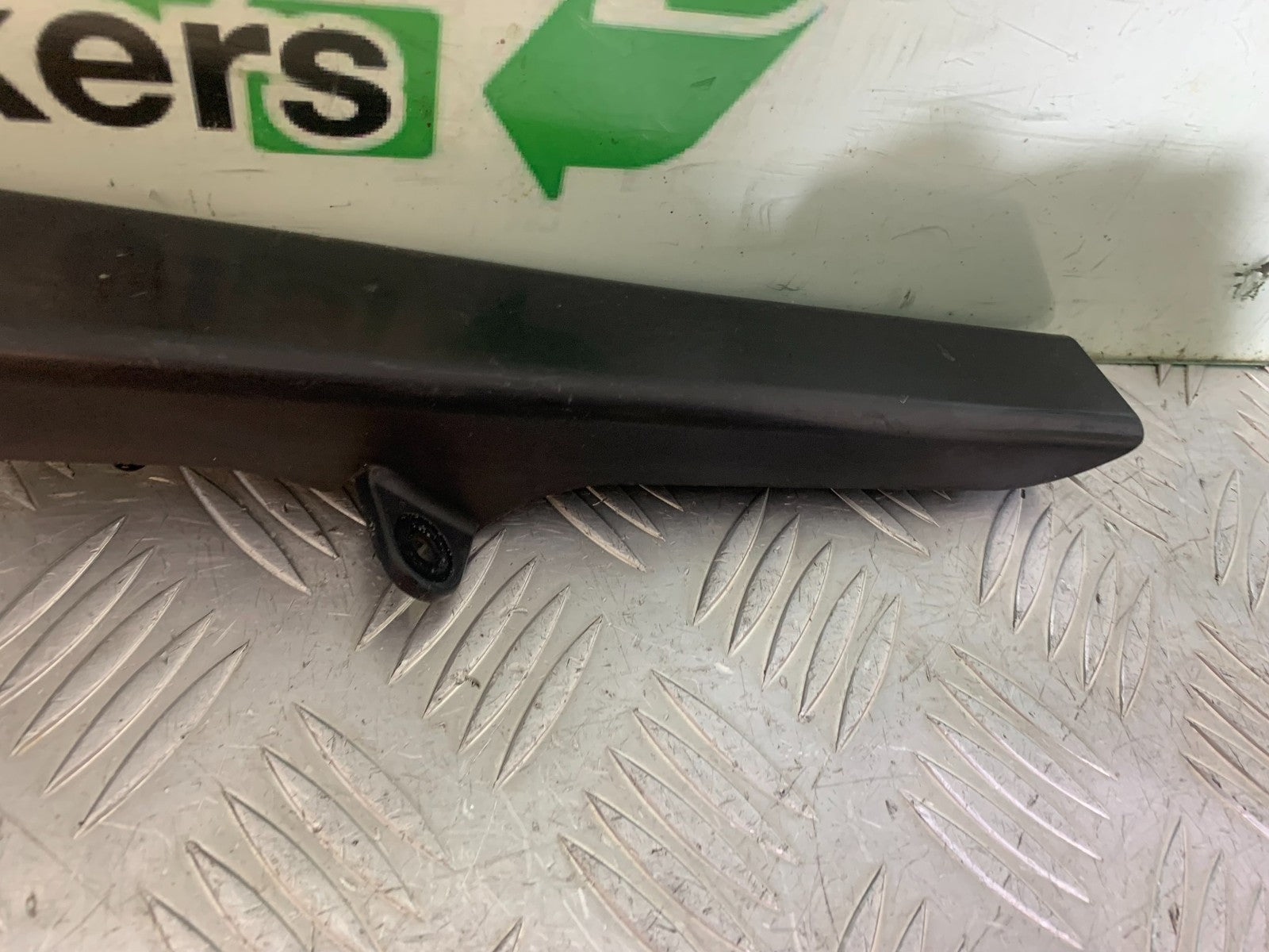 YAMAHA YZF R1 4XV CHAIN GUARD YEAR 1998-99 (CMB1291)