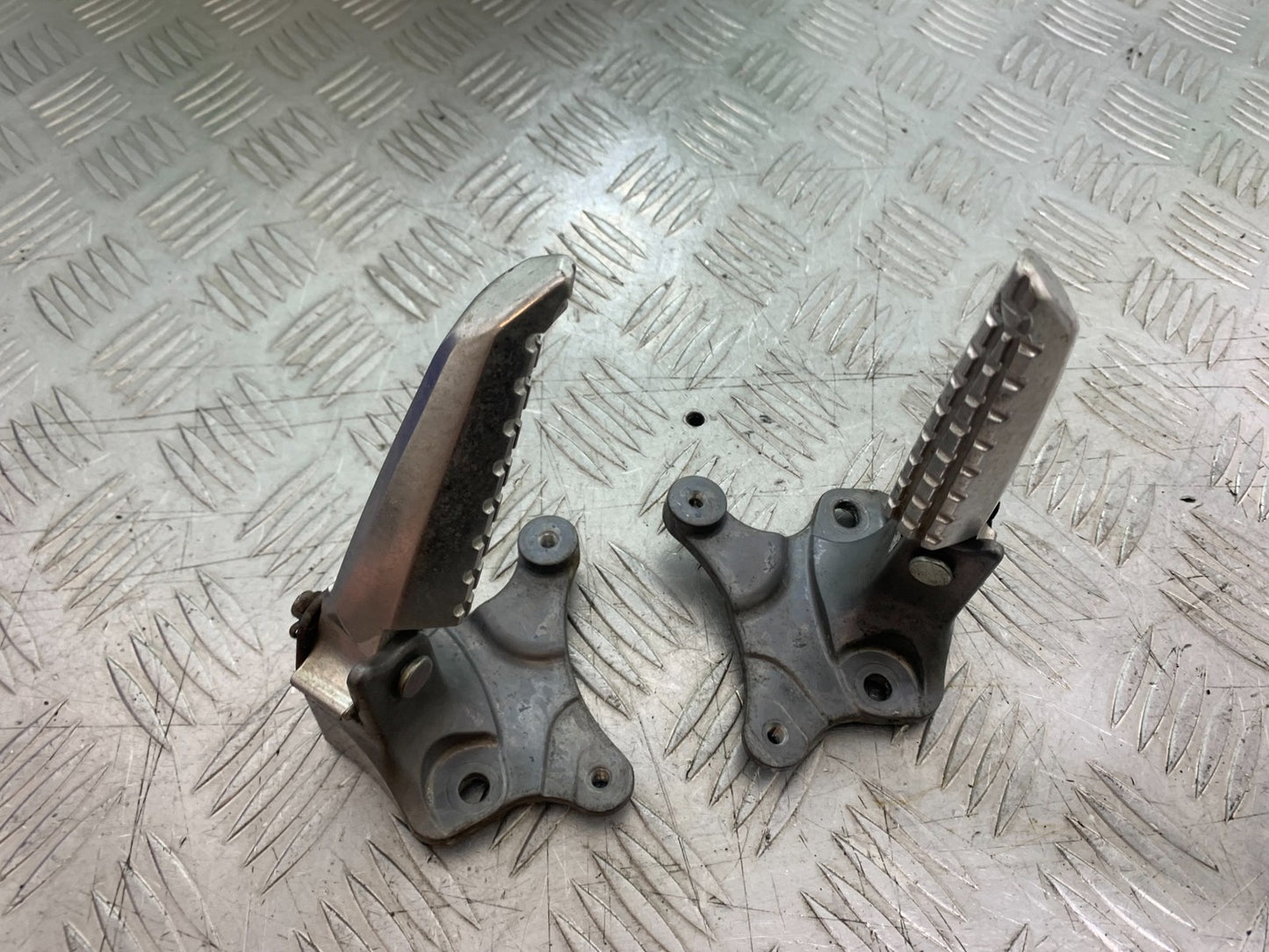YAMAHA XMAX 300 LEFT AND RIGHT FOOTPEGS   YEAR 2017-2020 (CMB1218)