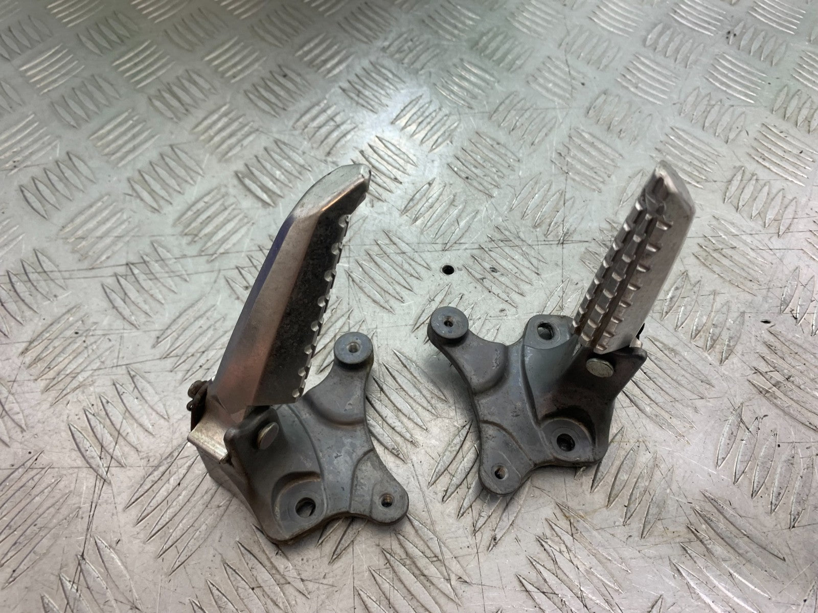 YAMAHA XMAX 300 LEFT AND RIGHT FOOTPEGS   YEAR 2017-2020 (CMB1218)
