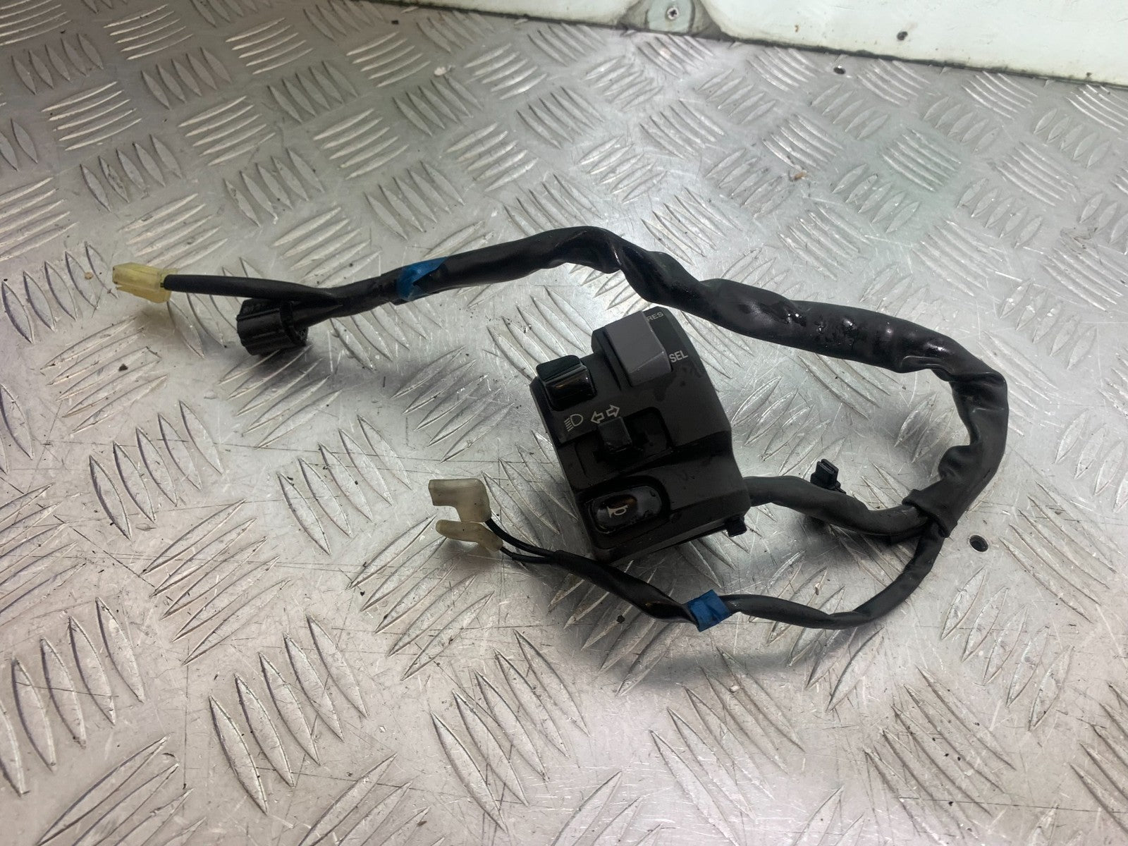 YAMAHA YZF R7 LEFT SWITCH GEAR  YEAR 2022-2025 (CMB1255)