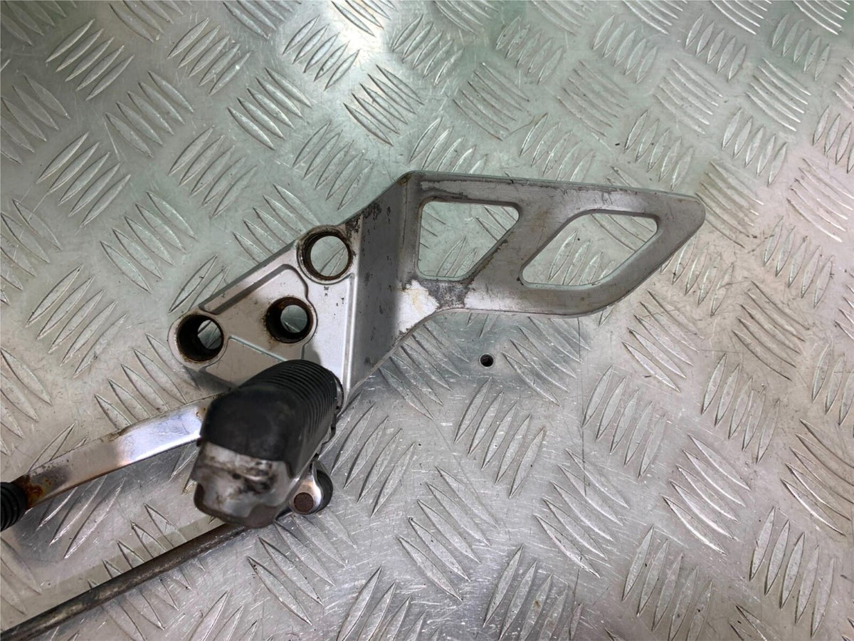 SUZUKI GSF650 GSF 650 FRONT LEFT HANGER YEAR 2005-06  (CMB1028)