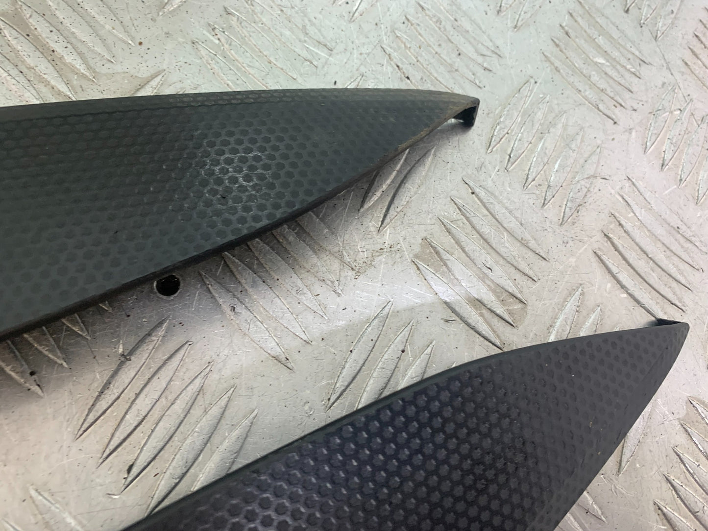 YAMAHA YZF R1 LEFT AND RIGHT LOWER TANK PANELS  YEAR 2004-2006 (CMB1155)
