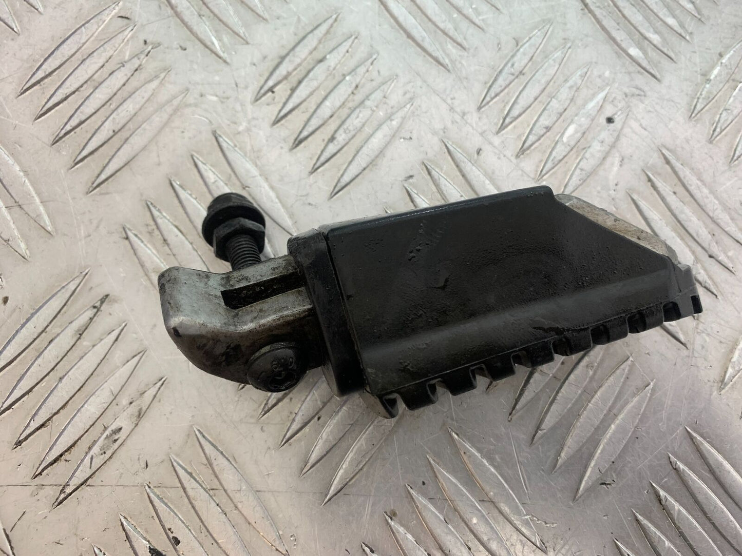 TRIUMPH TIGER 800 1X REAR FOOPEG  YEAR 2011-2014 (CMB1113)