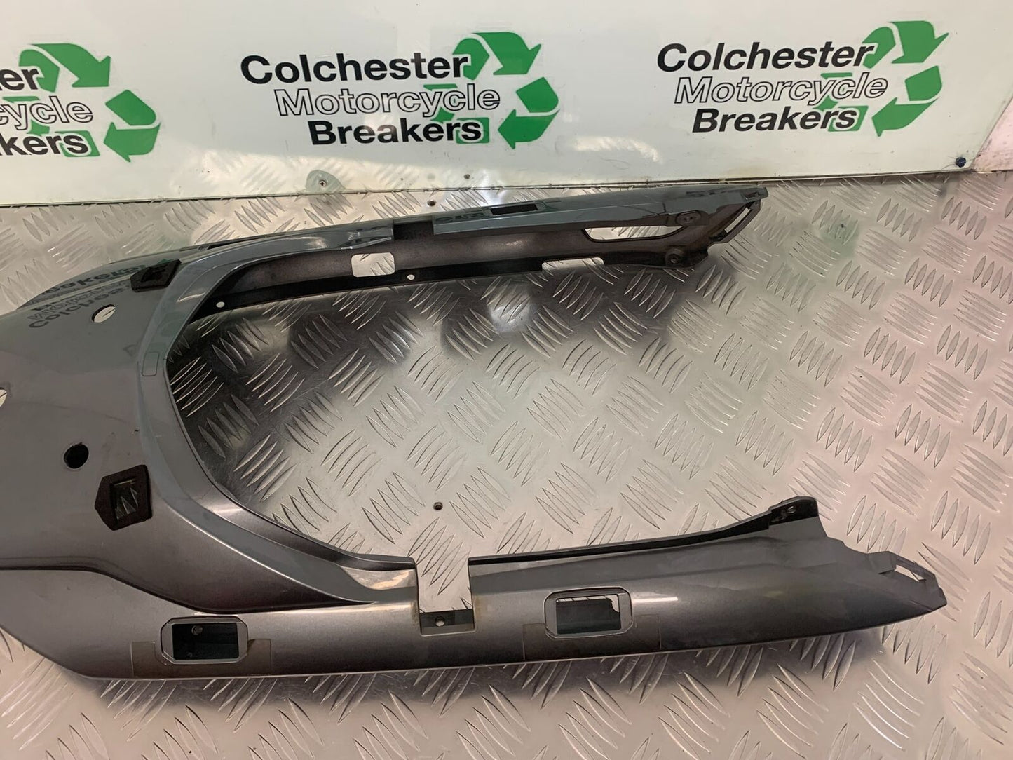 YAMAHA FJR1300 FJR 1300 SEAT UNIT TAIL PIECE YEAR 2001-05 (STOCK 946)