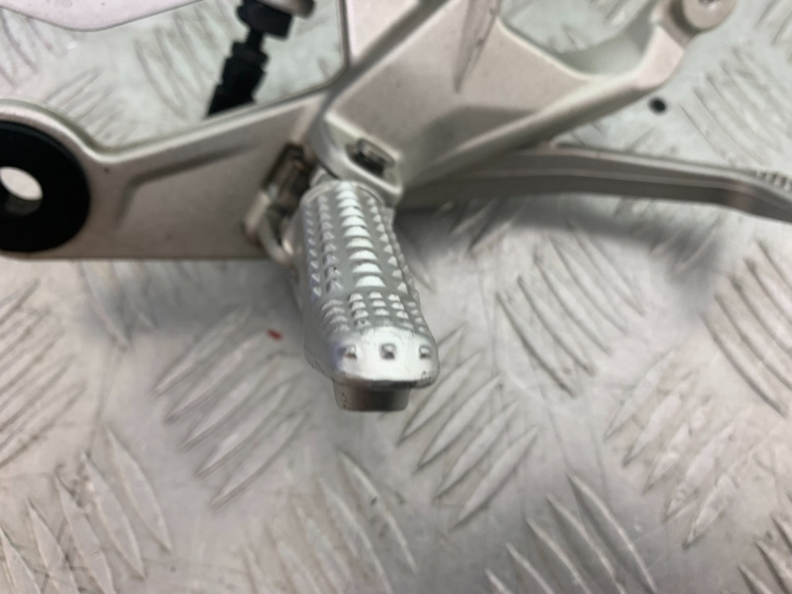 BMW S1000 RR FRONT RIGHT HANGER PEDAL AND PEG  YEAR 2015-2018 (CMB1246)