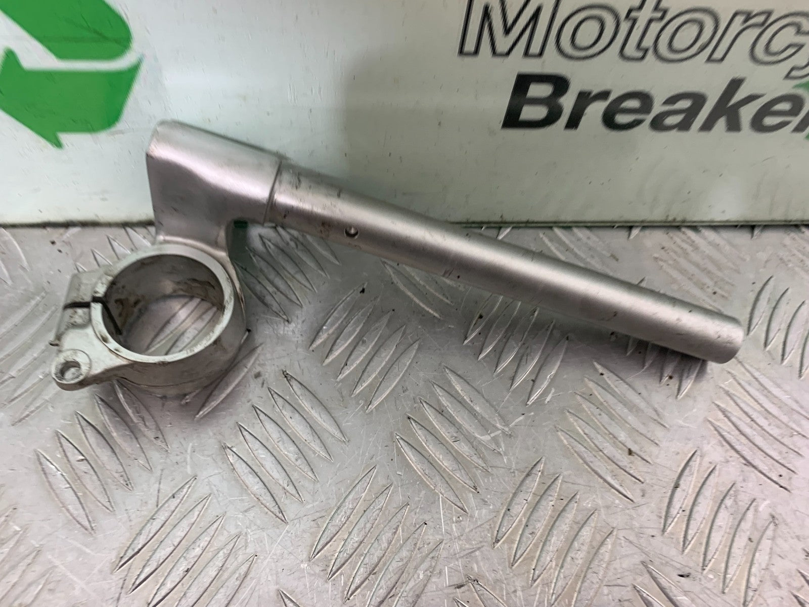 TRIUMPH 955i DAYTONA RIGTH HANDLEBAR YEAR 2002-2006 (CMB1229)