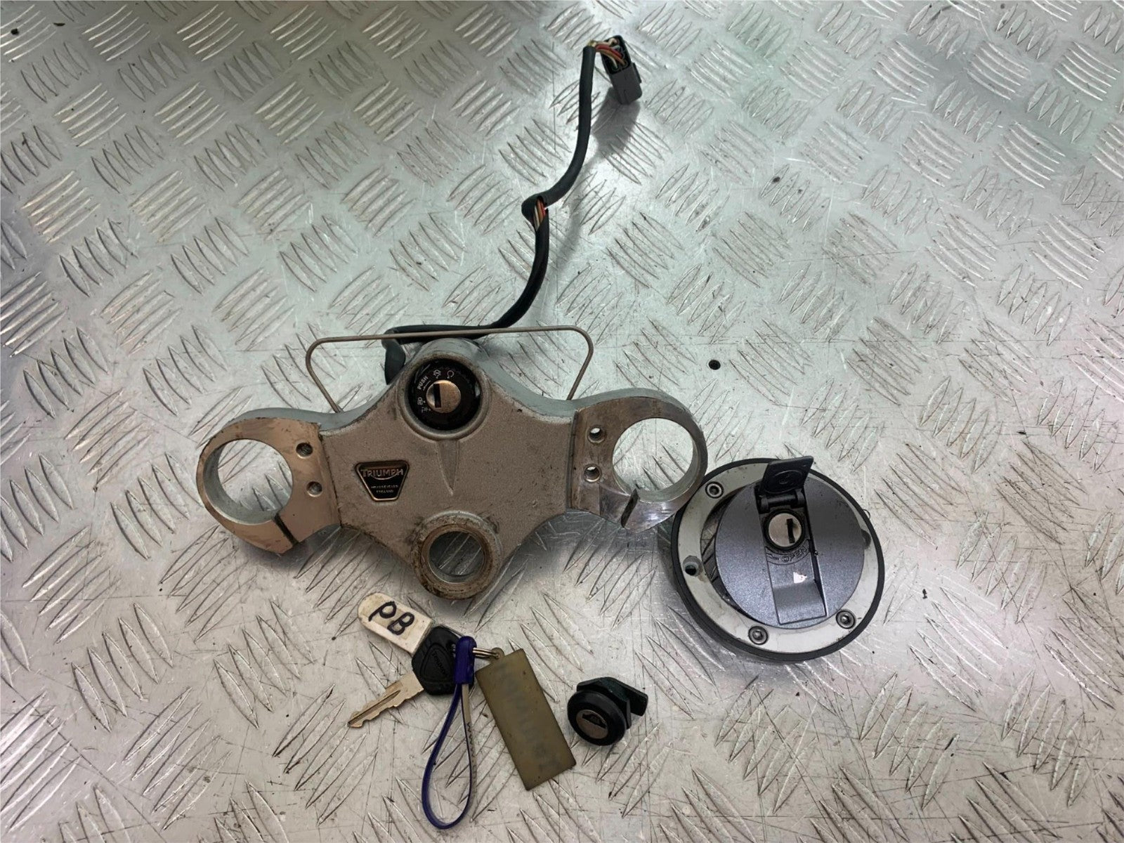TRIUMPH 1050 SPRINT ST LOCKS AND KEY  2003-2011 (CMB1285)