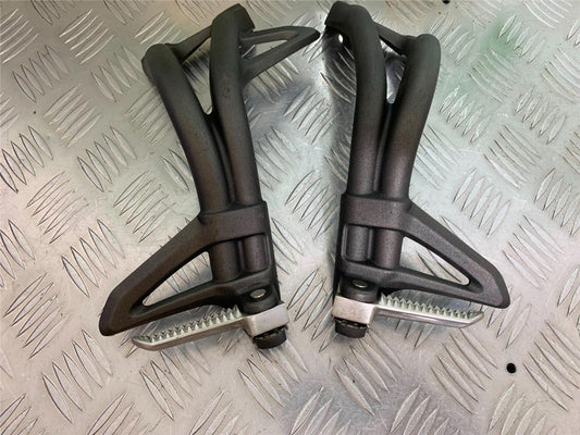 TRIUMPH 1050 SPEED TRIPLE RS REAR HANGERS AND PEGS  YEAR 2018-2020 (CMB1029)