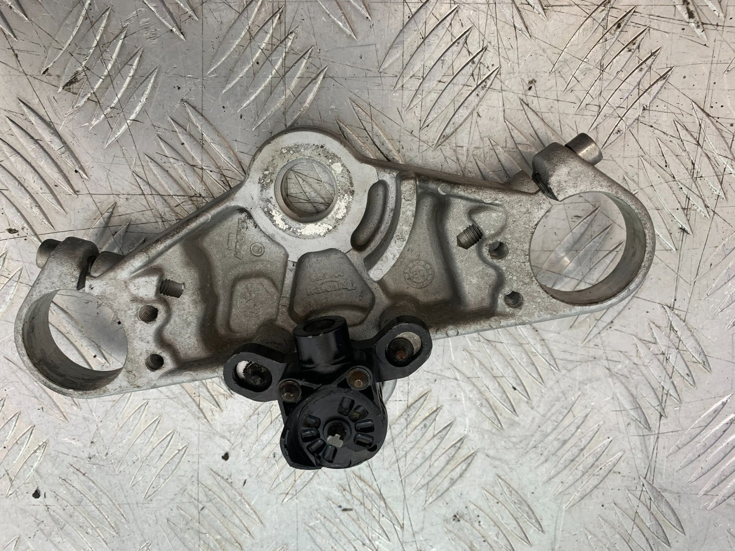 TRIUMPH 955i SPRINT ST TOP YOKE  YEAR 1999-04 (CMB1230)