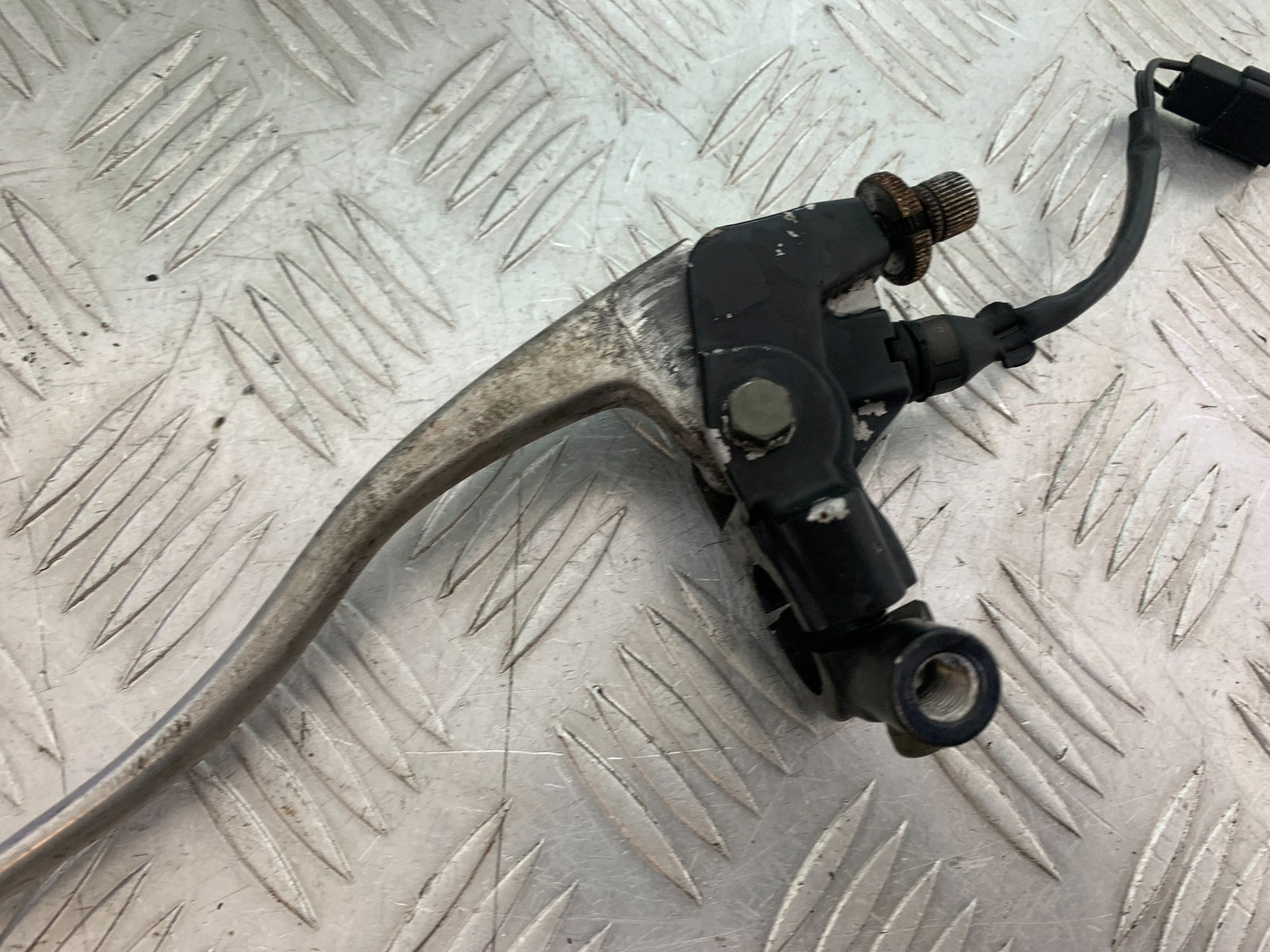 TRIUMPH T509 SPEED TRIPLE CLUTCH LEVER AND BRACKET YEAR 1997-1998 (CMB1144)