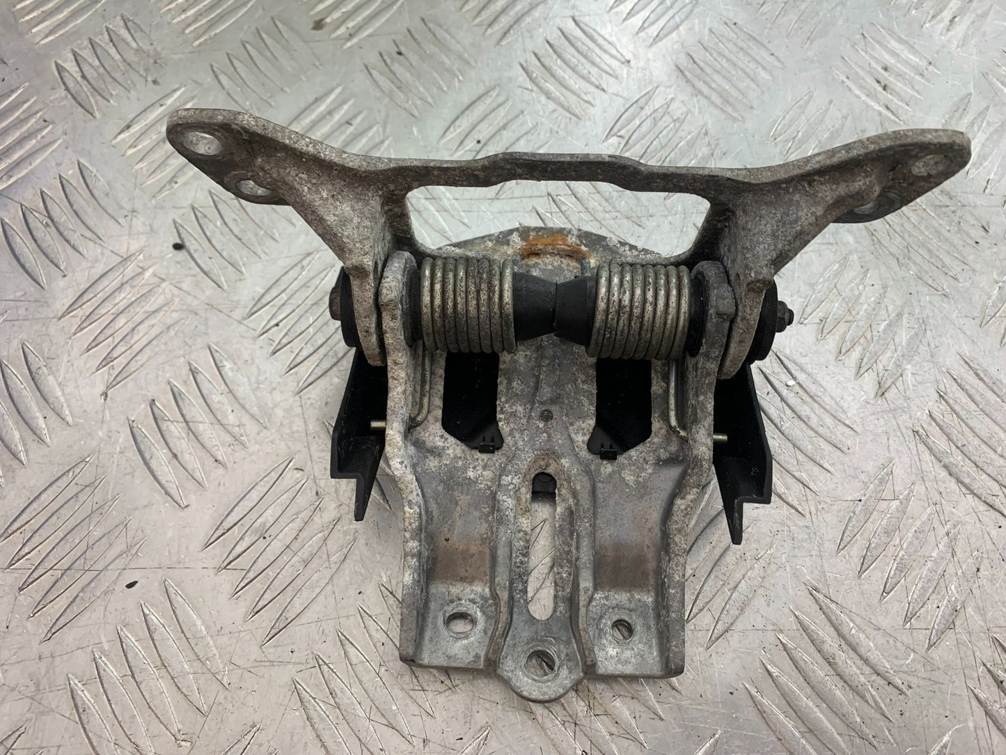 YAMAHA XMAX 125 XMAX-125 SEAT HINGE   YEAR 2015-2020  (CMB1266)