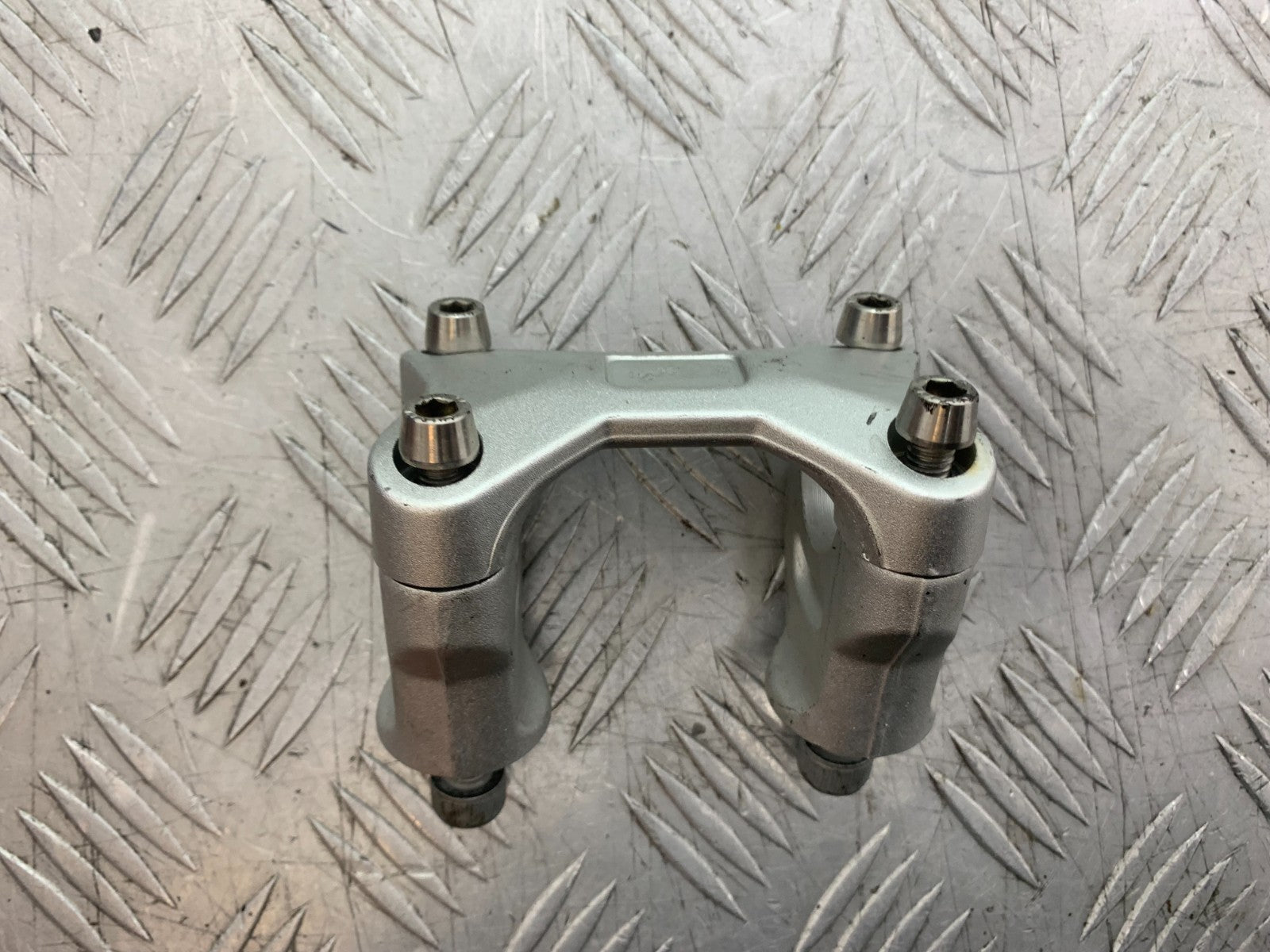 APRILIA TUONO 1000 V4R HANDLEBAR CLAMPS  YEAR 2011-13  (CMB1331)