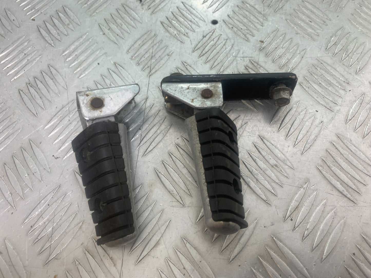 YAMAHA XV535 XV 535 VIRAGO REAR FOOTPEGS YEAR 1994-02 (CMB1139)