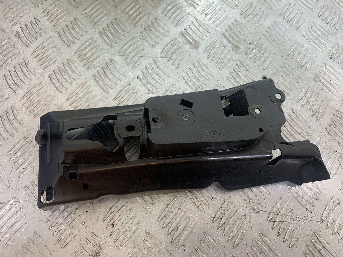 YAMAHA YZF R1 14 B BIG BANG UNDERTRAY  2009-14 (CMB1175)