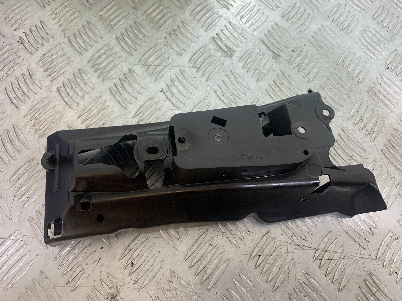 YAMAHA YZF R1 14 B BIG BANG UNDERTRAY  2009-14 (CMB1175)