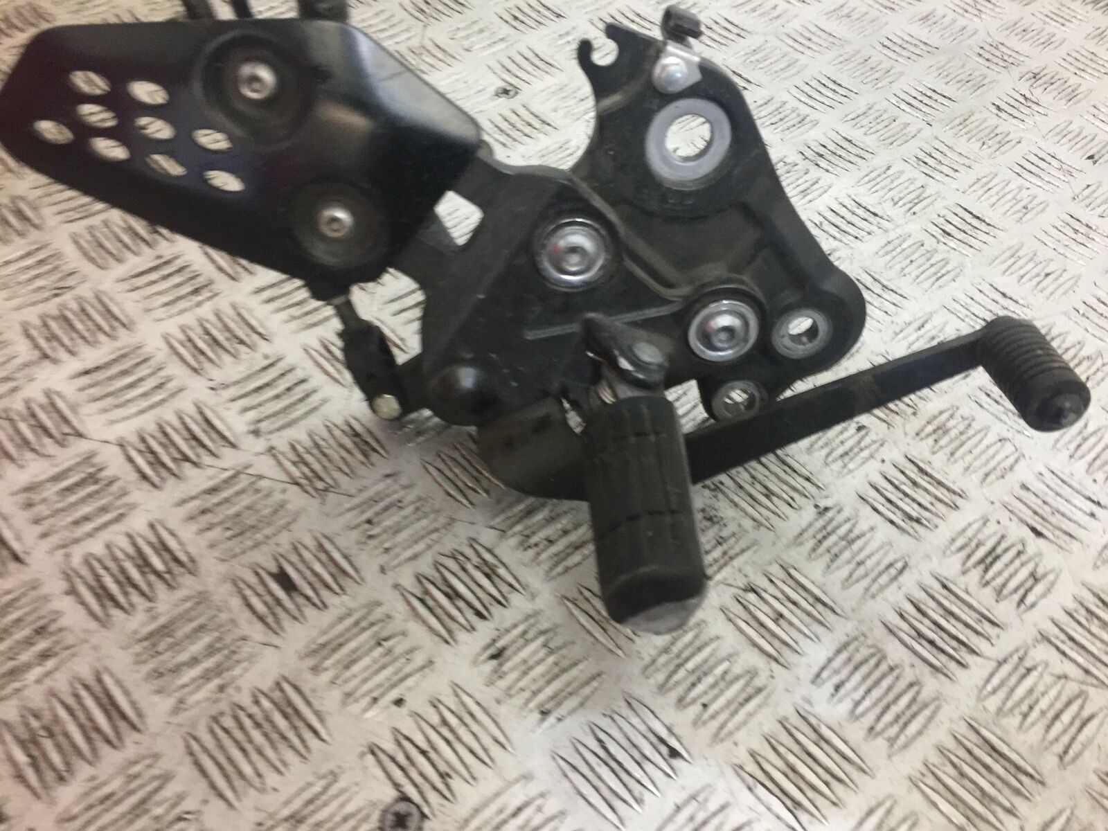 YAMAHA MT07 MT-07 FRONT RIGHT HANGER  YEAR 2014-2018 (STOCK 704)