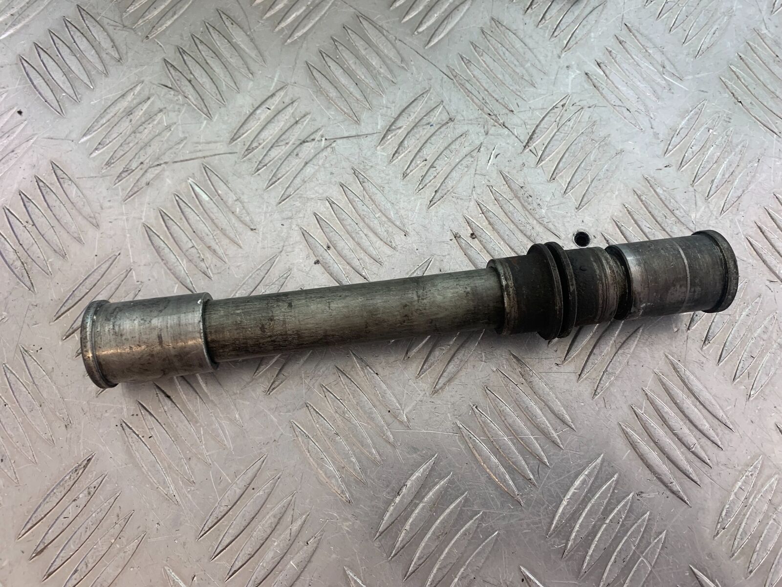 KAWASAKI ZX6R ZX6 J FRONT WHEEL SPINDLE  YEAR 2000 (CMB1129)