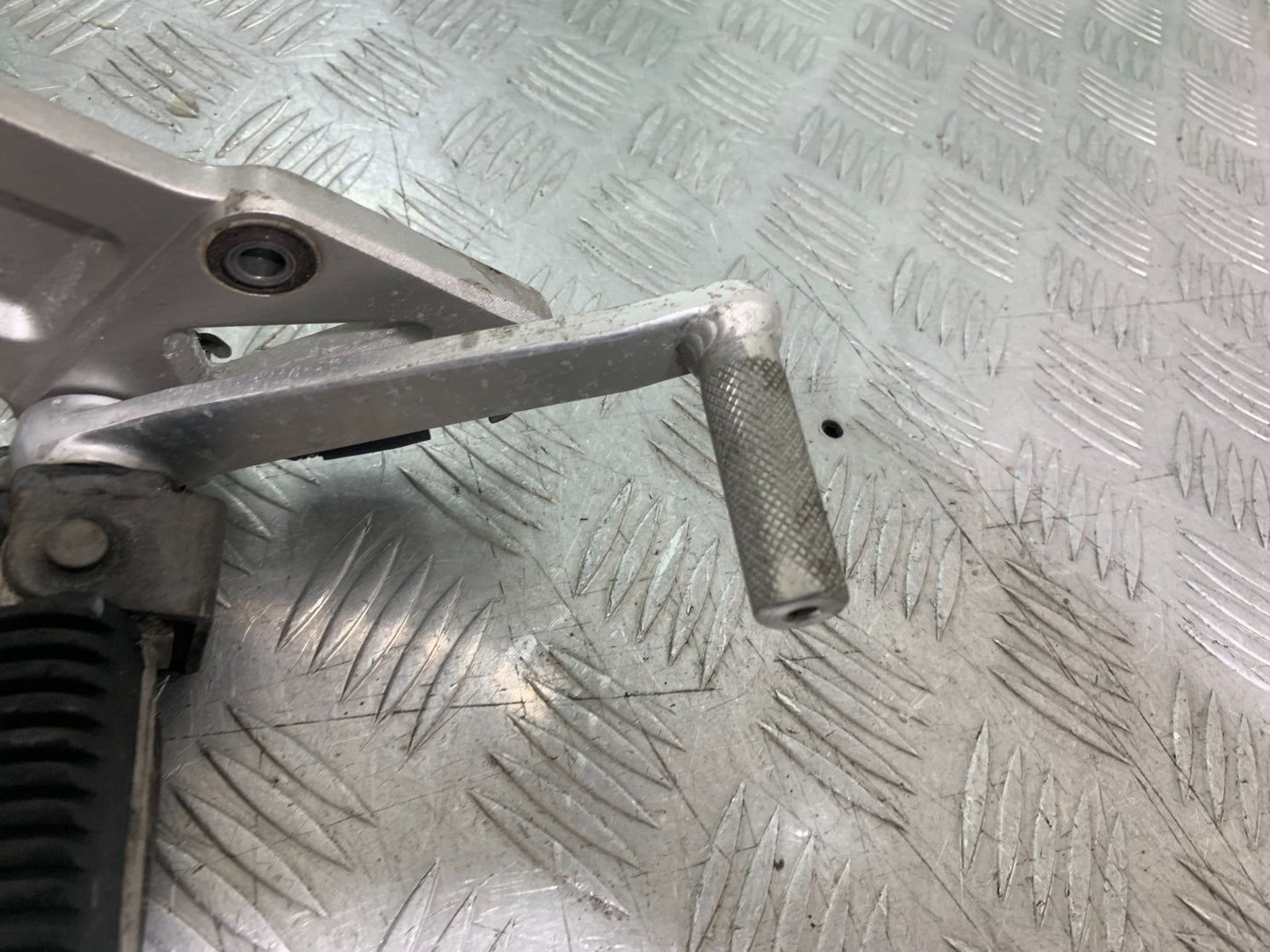 SUZUKI RF900 RF 900 FRONT RIGHT  HANGER YEAR 1994-1999 CMB1326