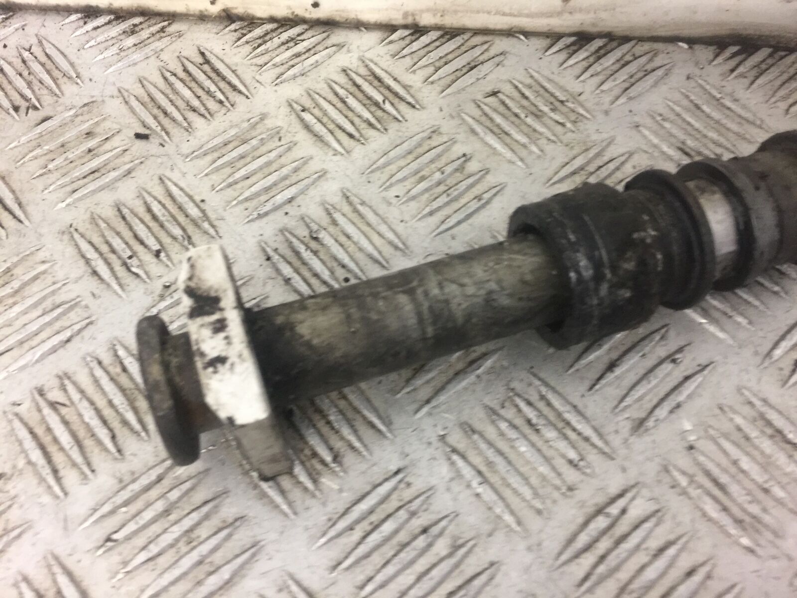 KAWASAKI ZX6R ZX636 REAR WHEEL SPINDLE YEAR 2002  (STOCK 484)