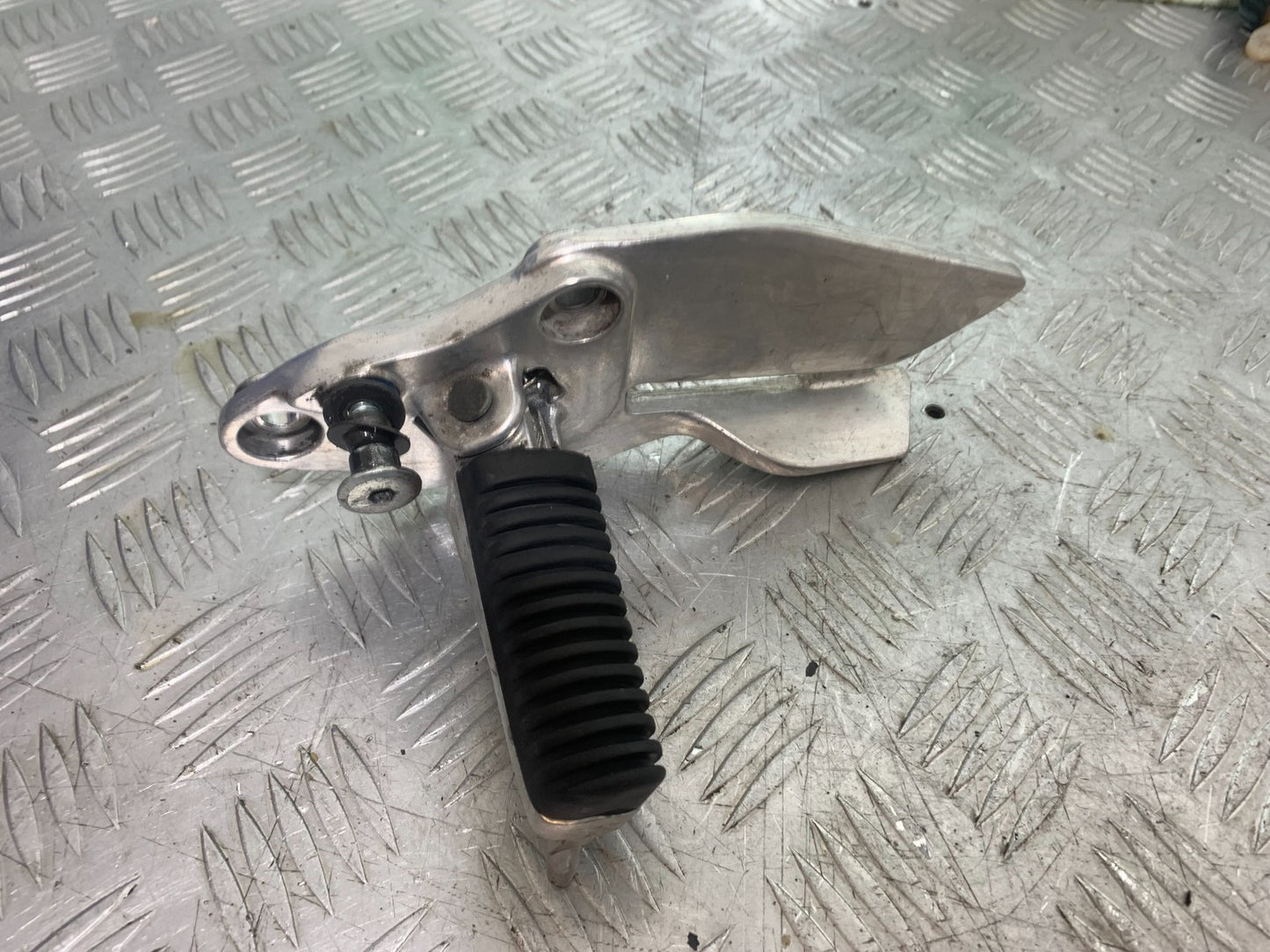 YAMAHA XJ900 XJ 900 DIVERSION FRONT LEFT HANGER AND PEG YEAR 1994-2002 (CMB1292)
