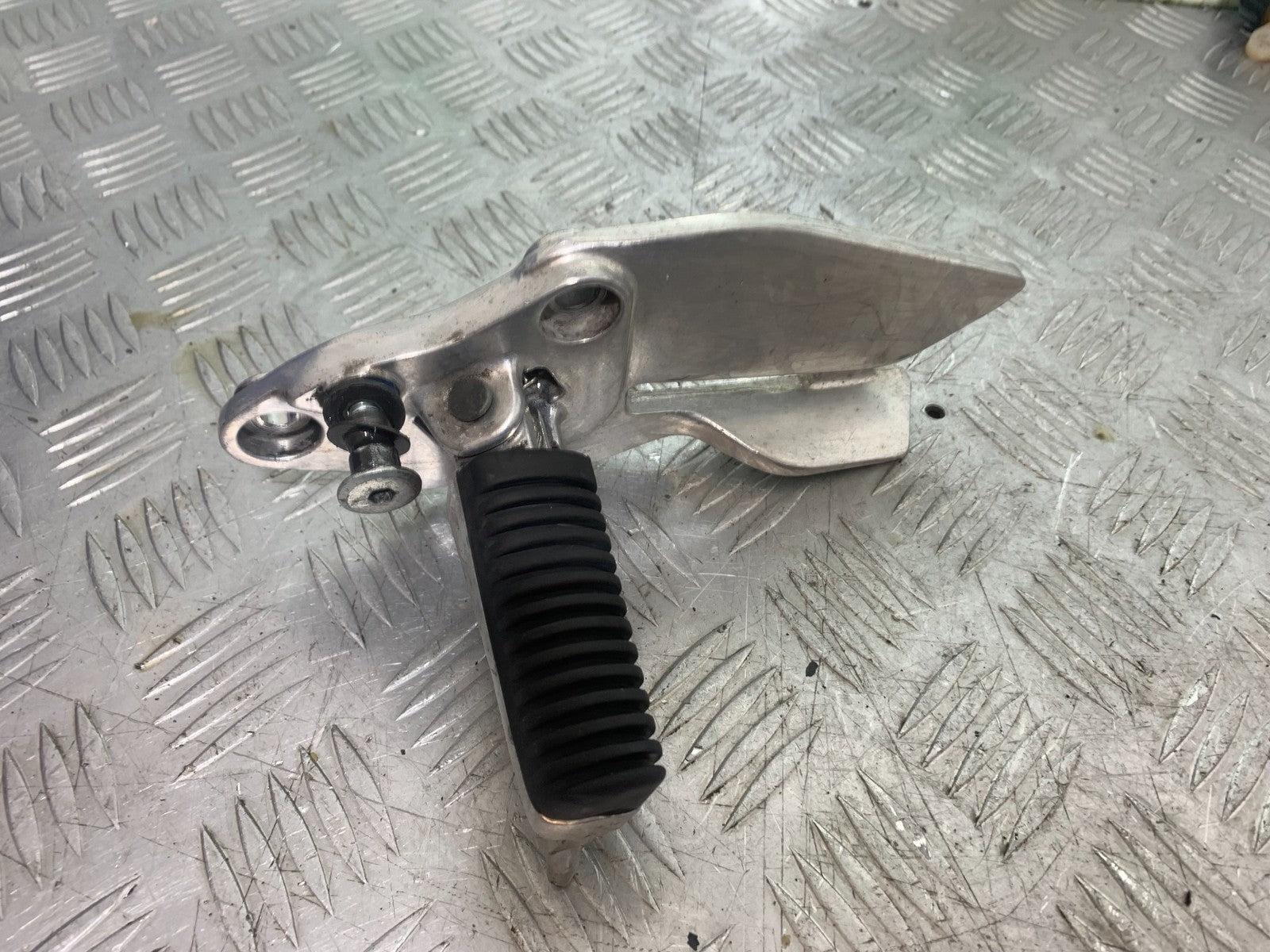 YAMAHA XJ900 XJ 900 DIVERSION FRONT LEFT HANGER AND PEG YEAR 1994-2002 (CMB1292)