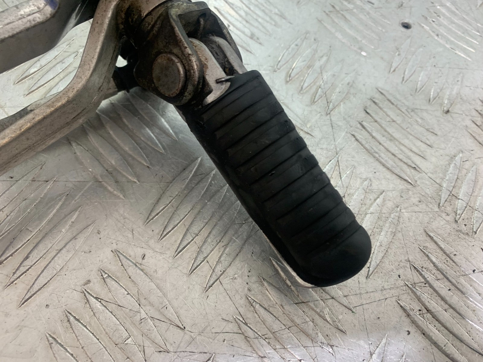 KAWASAKI ZX9R ZX9 E1 FRONT LEFT HANGER YEAR 2000-01 (CMB1171)