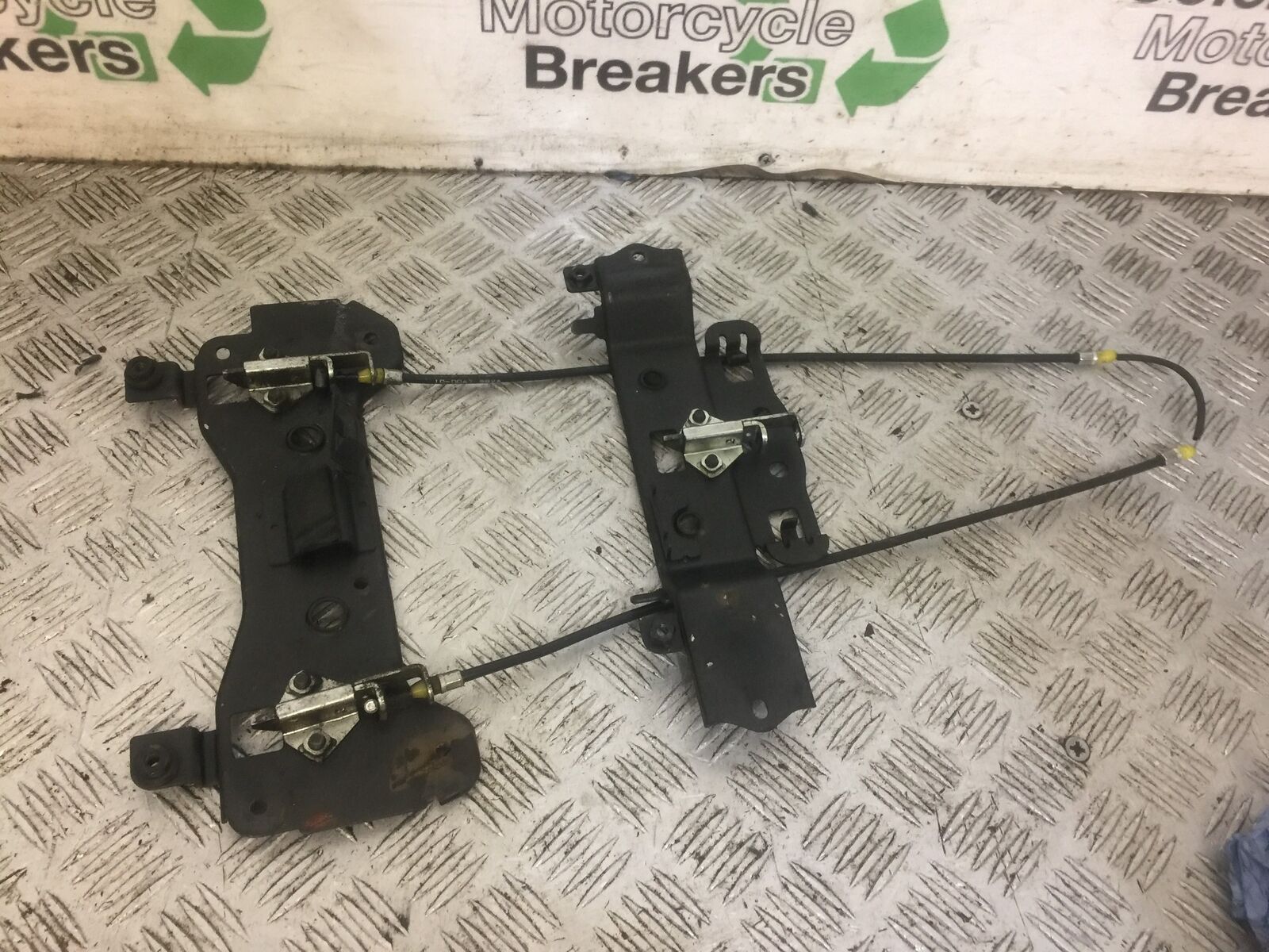 KAWASAKI Z750 Z 750 SEAT CATCHES  YEAR 2009-2012 (STOCK 670)