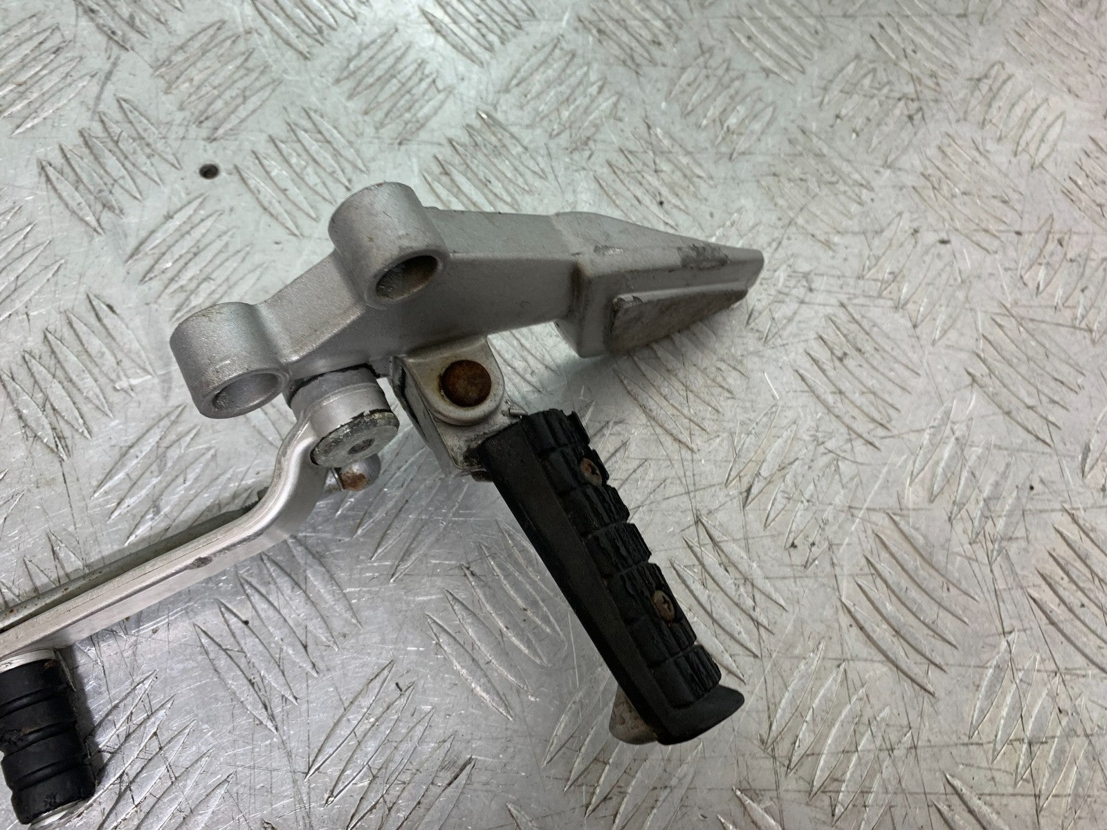 TRIUMPH 955I SPRINT RS FRONT LEFT HANGER  YEAR 1999-03 (CMB1313)