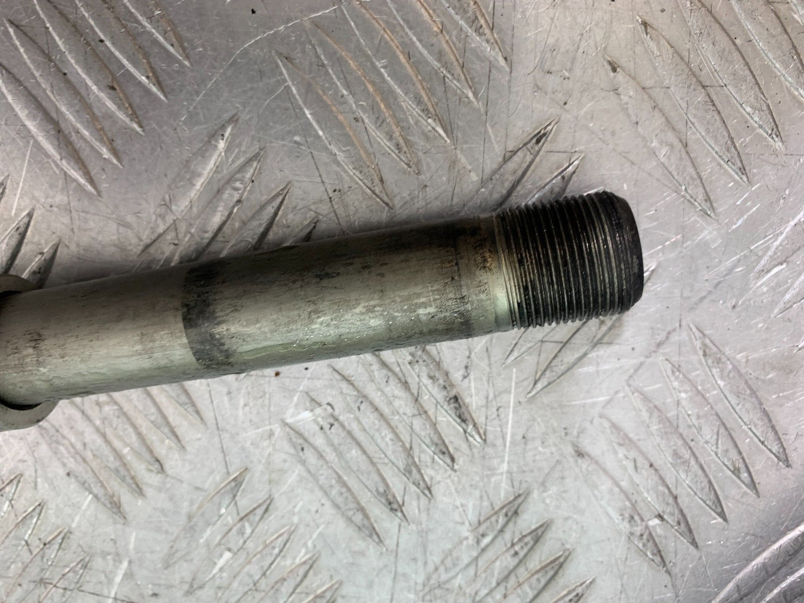 TRIUMPH 1050 SPRINT ST FRONT WHEEL SPINDLE  2003-2011 (CMB1285)