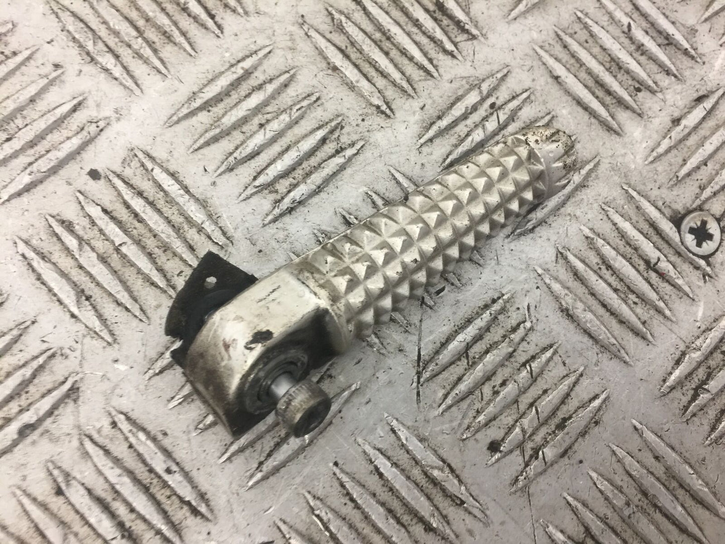 YAMAHA R6 2CO LEFT REAR PEG   YEAR 2006 (STOCK 607)