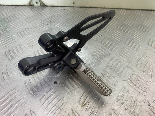 YAMAHA YZF R7 FRONT LEFT HANGER  AND PEG  YEAR 2022-2025 (CMB1255)