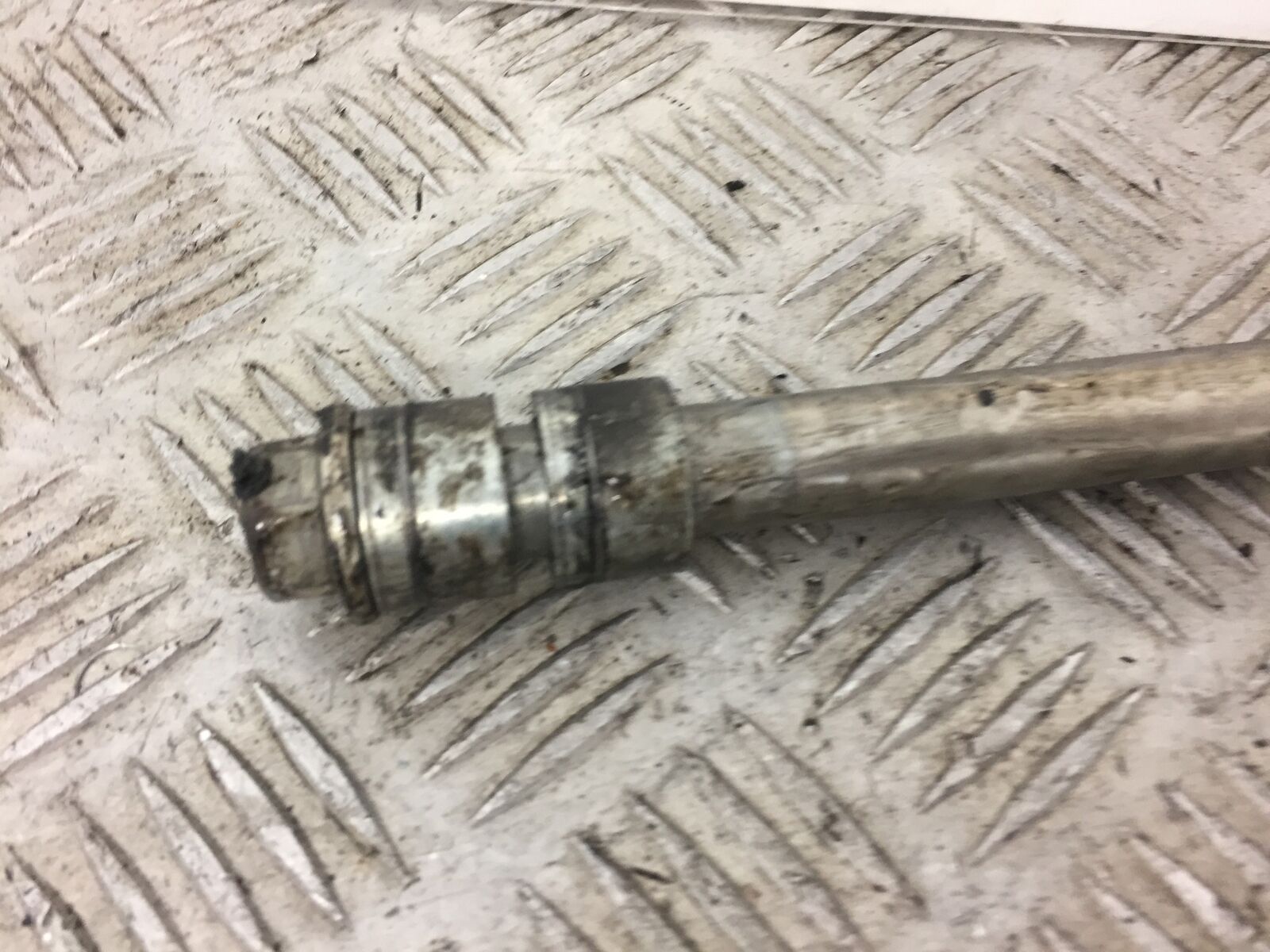 YAMAHA MT07 MT-07 TRACER FRONT WHEEL SPINDLE  YEAR 2017