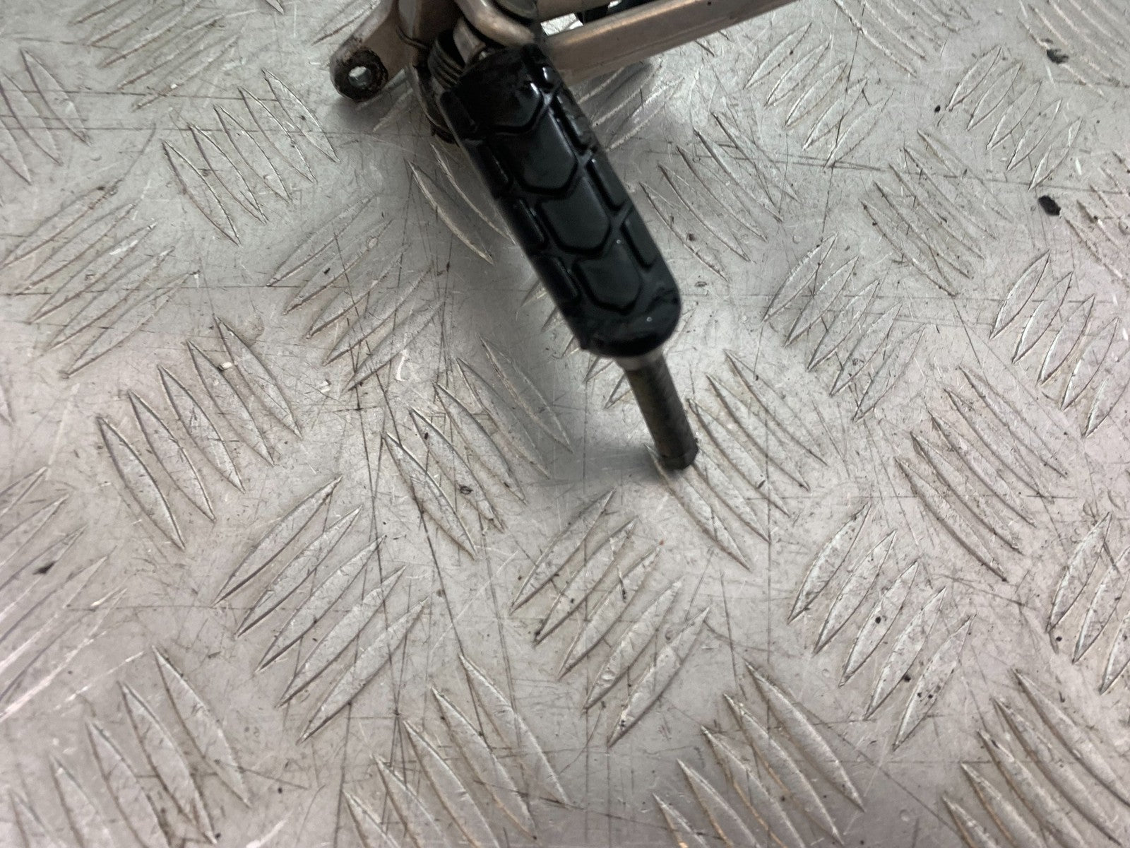 HONDA CBR1100 BLACKBIRD FRONT RIGHT HANGER YEAR 1999-2005 (CMB1232)