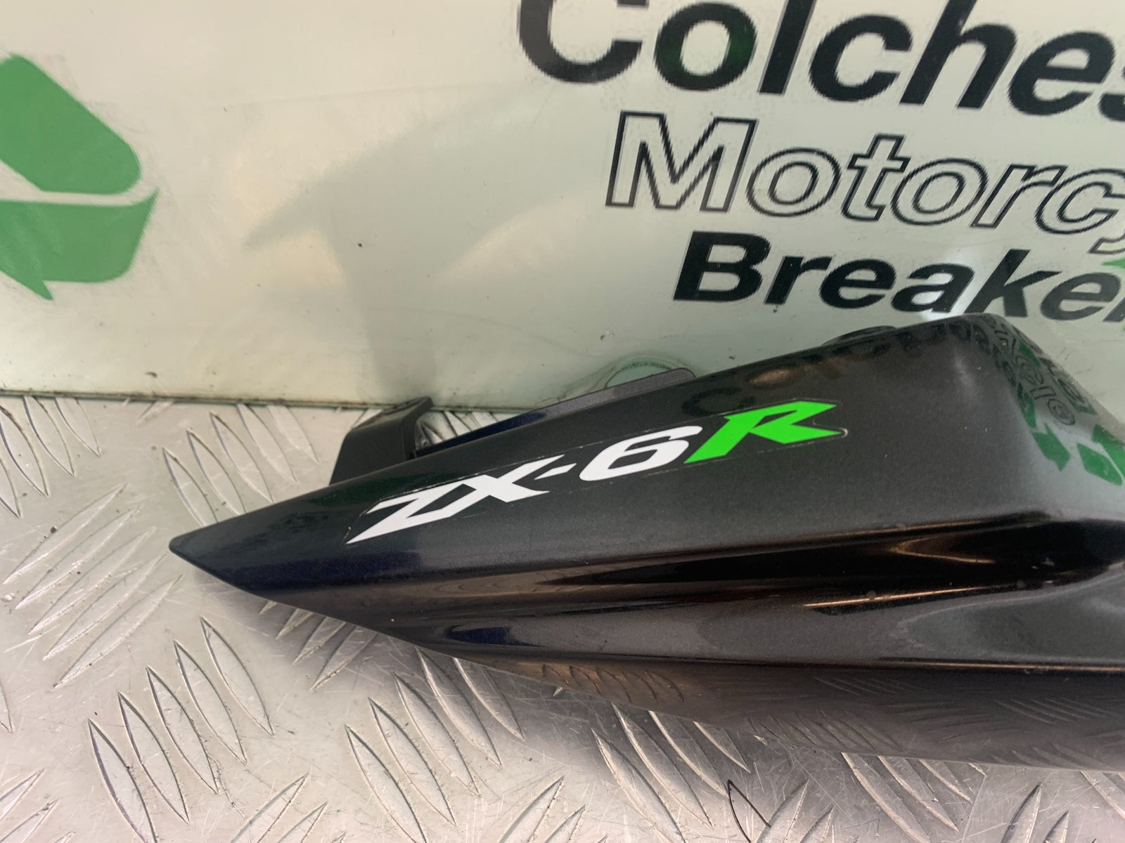 KAWASAKI ZX6R RIGHT SEAT PANEL  YEAR 2009-2012 (CMB1136)