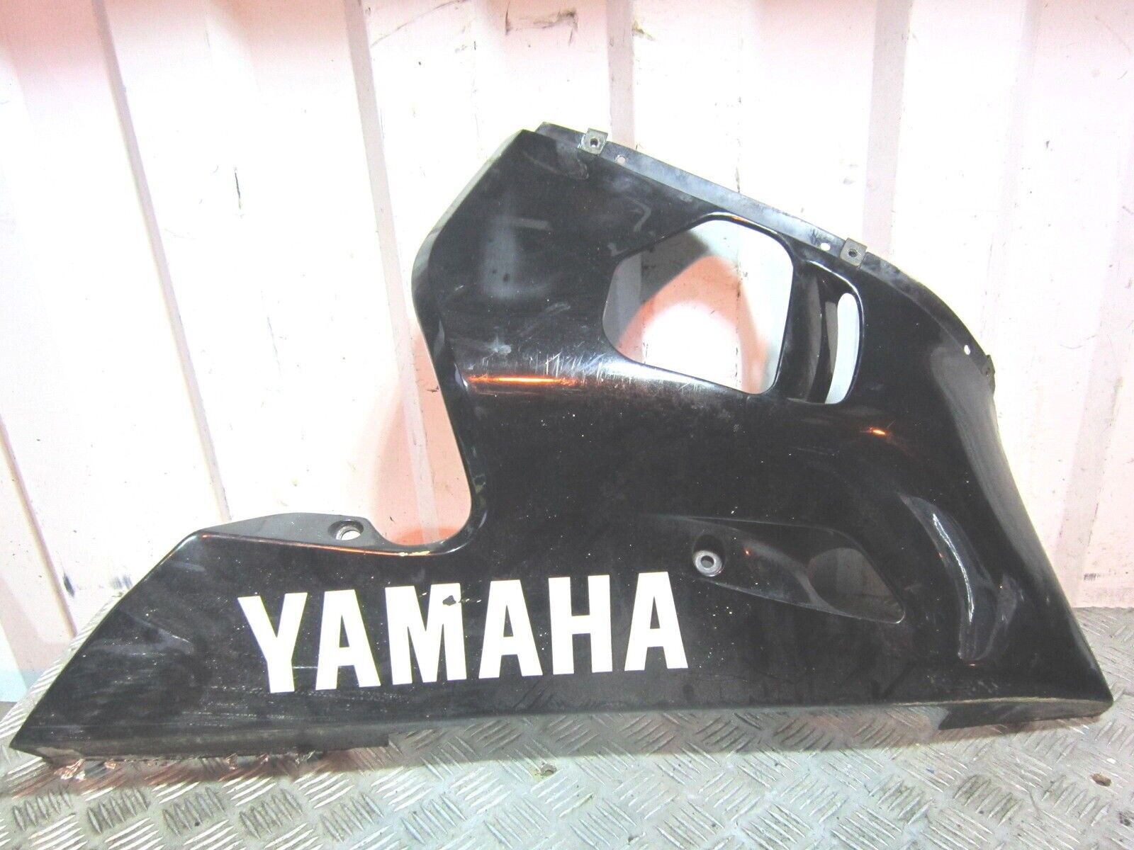 YAMAHA R6 LEFT BELLY PAN FAIRING YEAR 2001