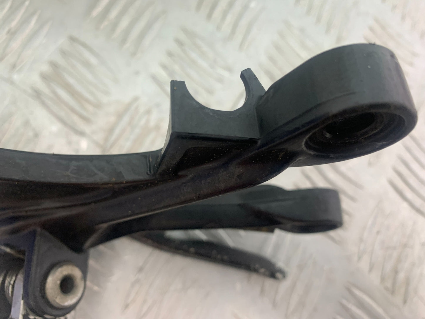 KAWASAKI ZX6R ZX6 R P7F P8F FRONT RIGHT HANGER  YEAR 2007-08 (CMB1165)