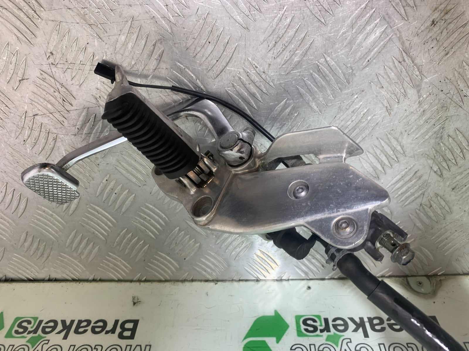 YAMAHA XJ900 XJ 900 DIVERSION FRONT RIGHT HANGER AND PEG YEAR 1994-2002(CMB1292)