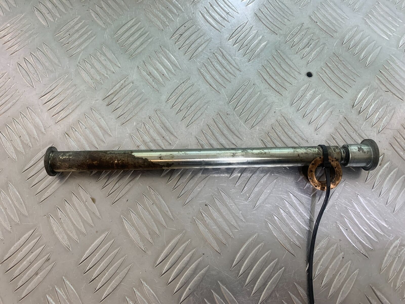 KAWASAKI ZR 750 ZEPHYR SWINGARM SPINDLE YEAR 1991-95 (CMB1008)