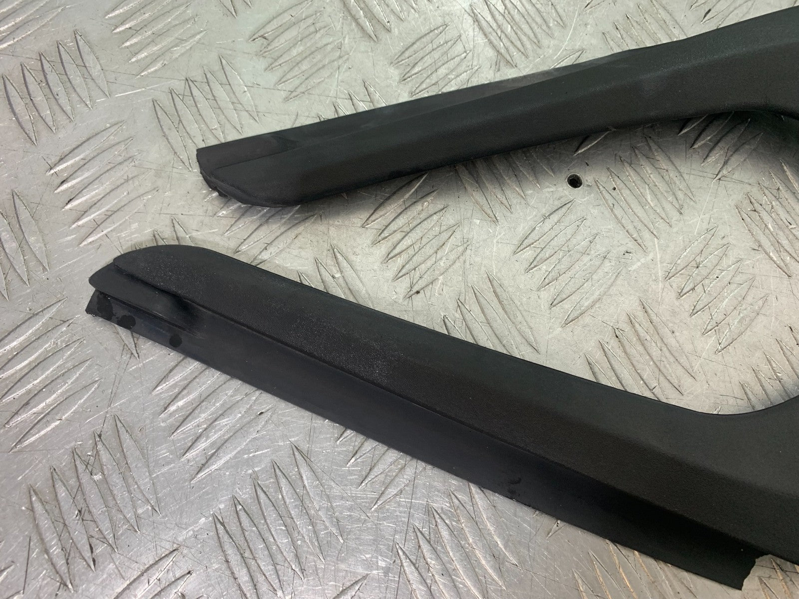 TRIUMPH 1050 SPRINT GT LEFT & RIGHT TANK INFILL RUBBERS YEAR 2010-2016 (CMB1250)