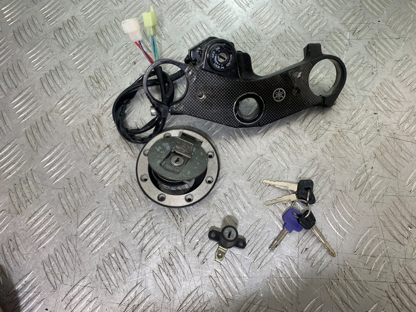 YAMAHA YZF R1 LOCKS AND KEYS  YEAR 1998-99 (CMB1291)