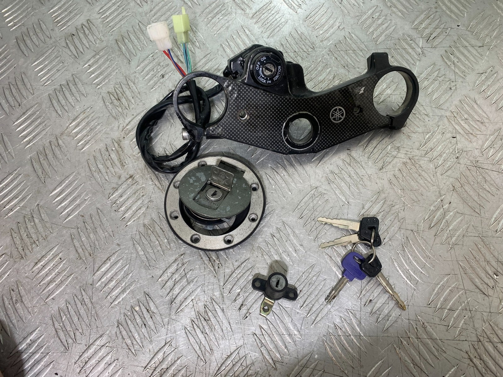 YAMAHA YZF R1 LOCKS AND KEYS  YEAR 1998-99 (CMB1291)