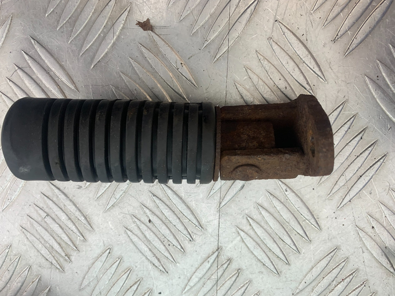 HONDA CX500 CX 500 FRONT RIGHT FOOTPEG  YEAR 1978 1981 (CMB1137)