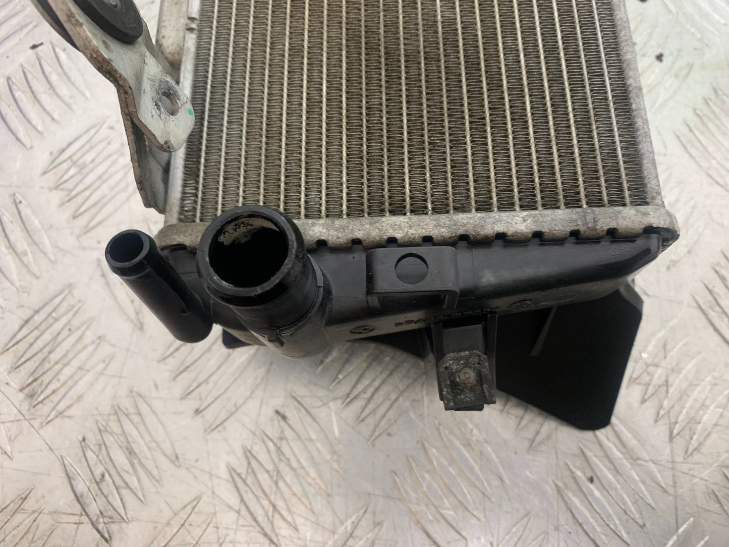 BMW R1200 R 1200 GS RIGHT RADIATOR YEAR 2013-2016 (CMB1257)