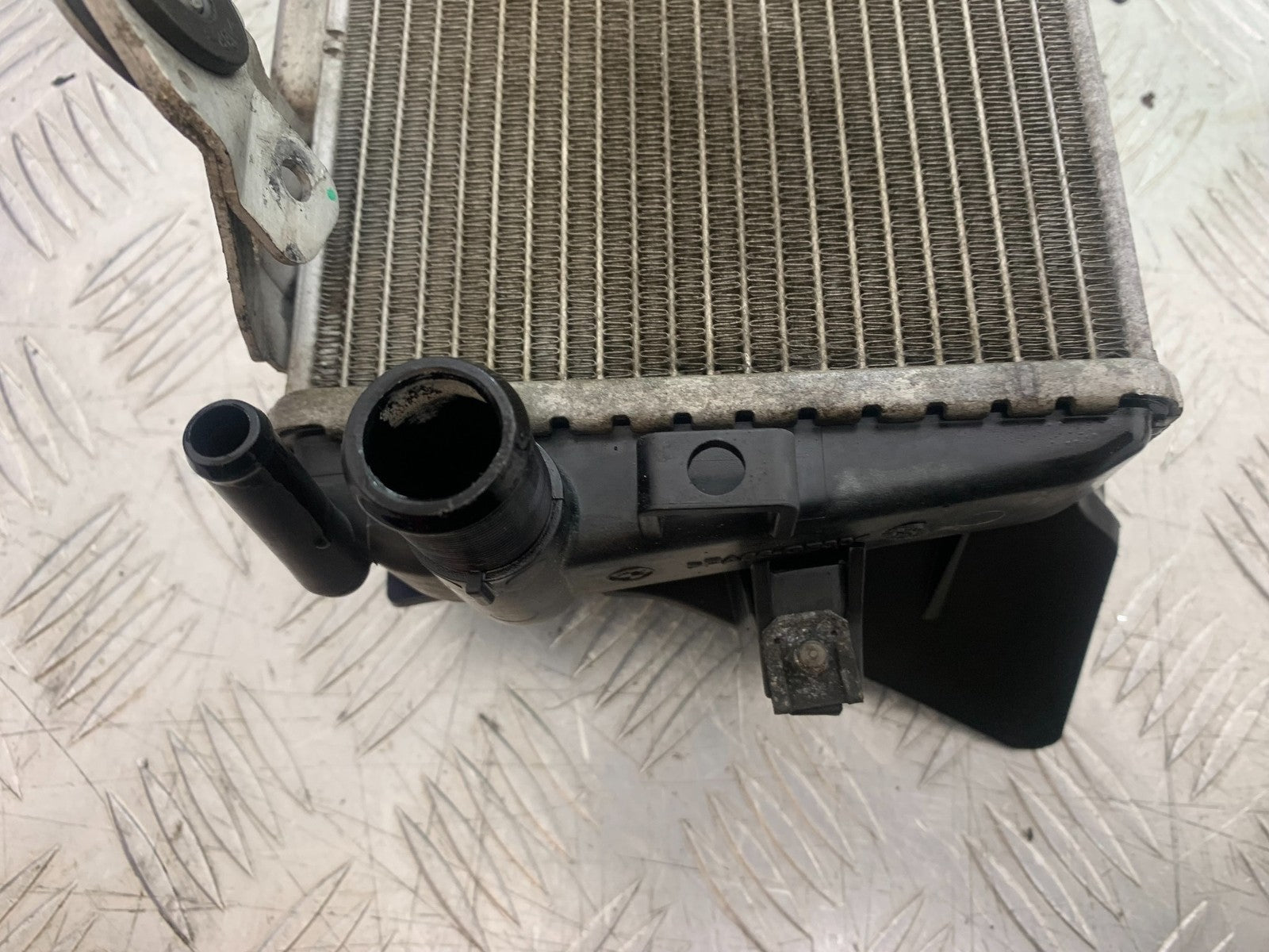BMW R1200 R 1200 GS RIGHT RADIATOR YEAR 2013-2016 (CMB1257)