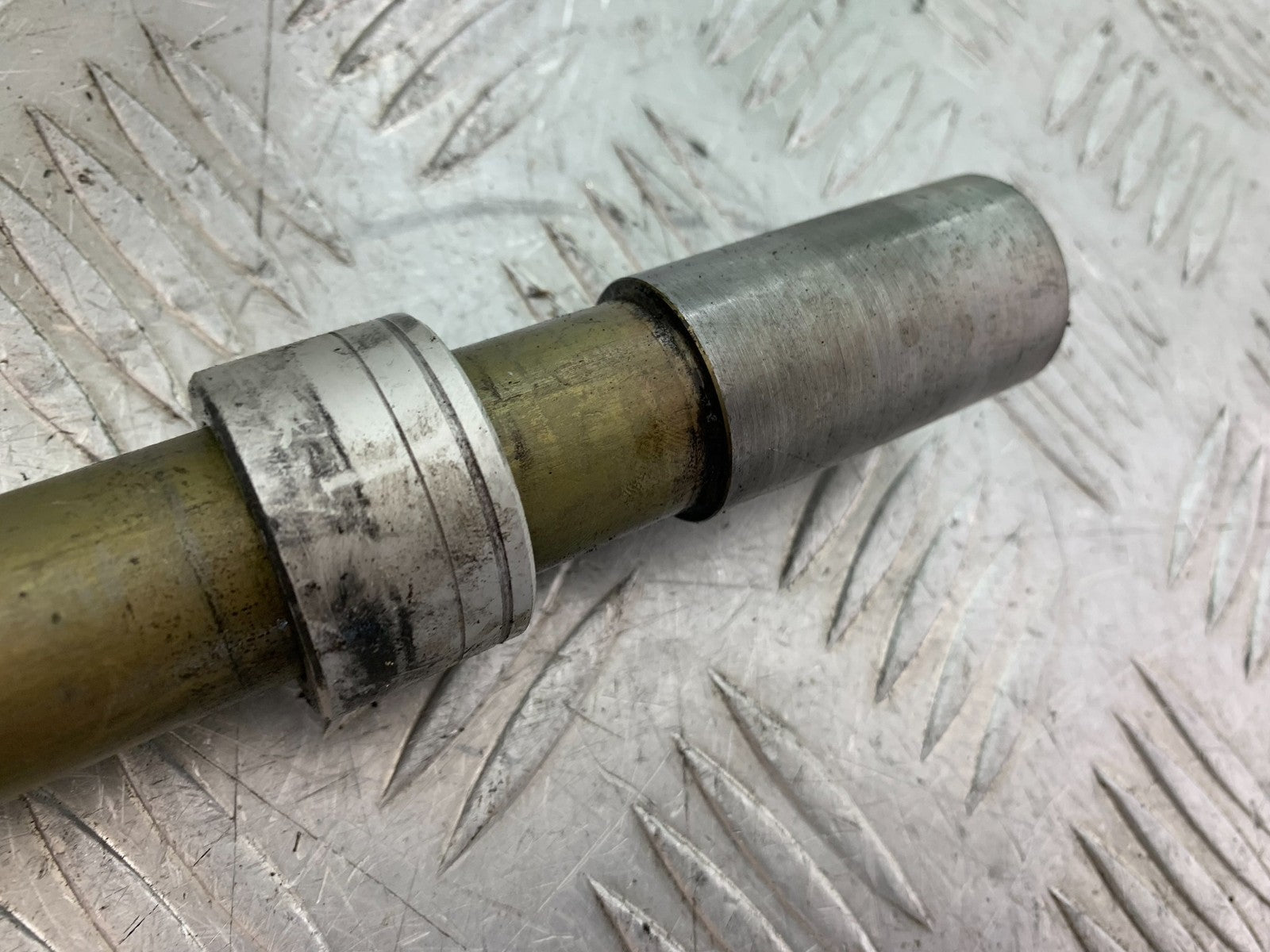 TRIUMPH 955I SPRINT RS FRONT WHEEL SPINDLE  YEAR 1999-03 (CMB1313)
