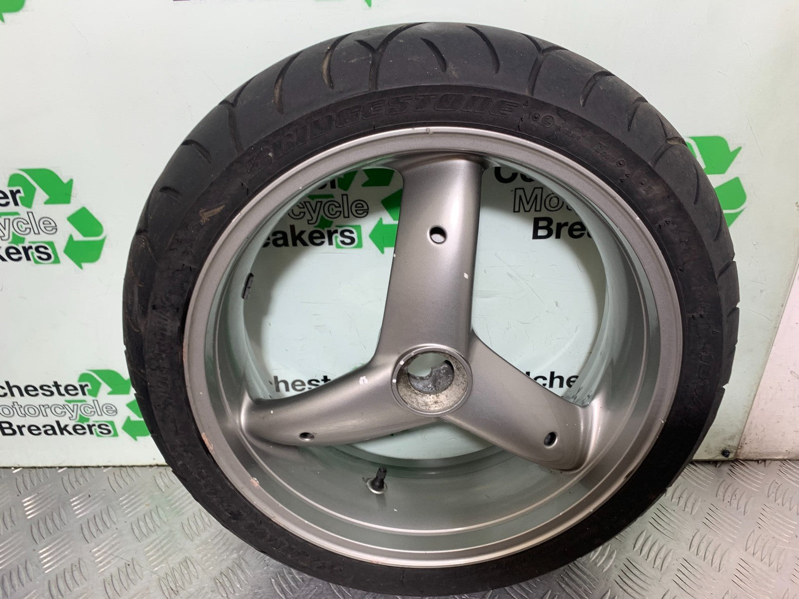 TRIUMPH 955i SPRINT ST REAR WHEEL  YEAR 1999-04 (CMB1230)